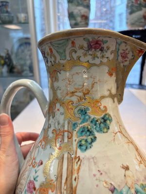 A fine large Chinese famille rose gilt-decorated 'Mandarin Subject' jug and cover, Qianlong — foto 9