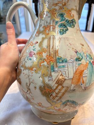 A fine large Chinese famille rose gilt-decorated 'Mandarin Subject' jug and cover, Qianlong — foto 10