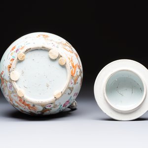 A fine large Chinese famille rose gilt-decorated 'Mandarin Subject' jug and cover, Qianlong — foto 7