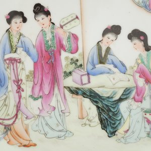 A fine large Chinese porcelain charger with ladies in a garden, 20th C. — 照片 2