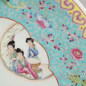 A fine large Chinese porcelain charger with ladies in a garden, 20th C. — 照片 3