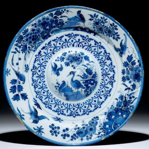 A fine large Dutch Delft blue and white cardinals dish, ca. 1690 — photo 1