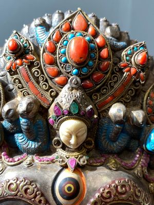 A fine large semi-precious-stone-inlaid filigree silver 'Bhairava' mask, Tibet or Nepal, 19th C. — photo 14