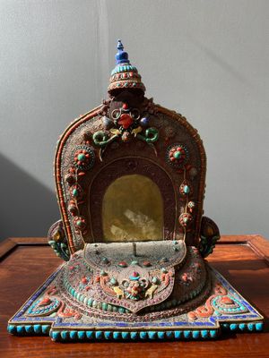 A fine large semi-precious-stone-inlaid filigree silver 'Bhairava' mask, Tibet or Nepal, 19th C. — photo 5