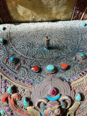 A fine large semi-precious-stone-inlaid filigree silver 'Bhairava' mask, Tibet or Nepal, 19th C. — photo 6