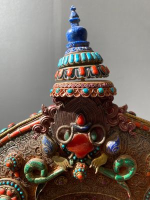 A fine large semi-precious-stone-inlaid filigree silver 'Bhairava' mask, Tibet or Nepal, 19th C. — photo 8