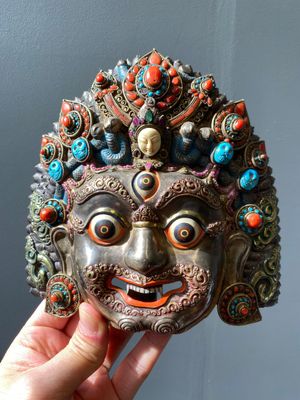 A fine large semi-precious-stone-inlaid filigree silver 'Bhairava' mask, Tibet or Nepal, 19th C. — photo 10