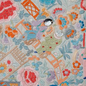 A fine large square Chinese table embroidery with mother of pearl heads, 19th C. — 照片 2