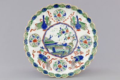 A fine lobed Chinese famille verte porcelain plate with a "zotje", Kangxi, ca. 1700