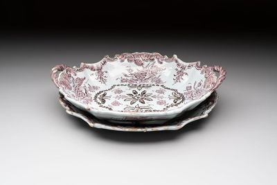 A fine manganese Dutch Delft strainer on stand with floral design, 18th C.