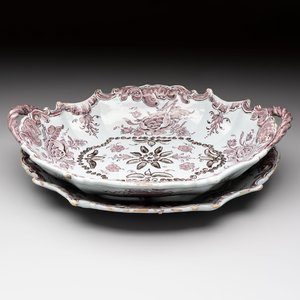 A fine manganese Dutch Delft strainer on stand with floral design, 18th C. — 照片 1