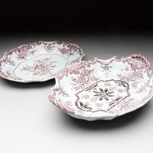 A fine manganese Dutch Delft strainer on stand with floral design, 18th C. — 照片 2