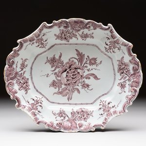 A fine manganese Dutch Delft strainer on stand with floral design, 18th C. — 照片 3