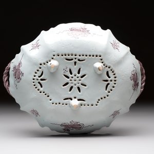 A fine manganese Dutch Delft strainer on stand with floral design, 18th C. — 照片 6