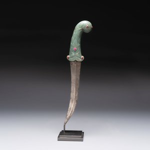A fine Mughal dagger with a ruby- and gold-inlaid celadon jade hilt, 18th C. — photo 2