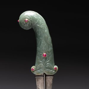 A fine Mughal dagger with a ruby- and gold-inlaid celadon jade hilt, 18th C. — photo 6