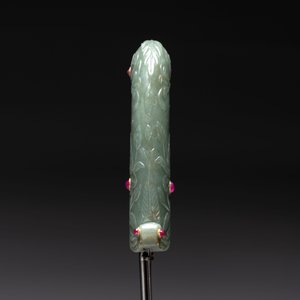 A fine Mughal dagger with a ruby- and gold-inlaid celadon jade hilt, 18th C. — photo 7