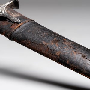 A fine Mughal silver-damascened tulwar with scabbard, India, 19th C. — photo 6