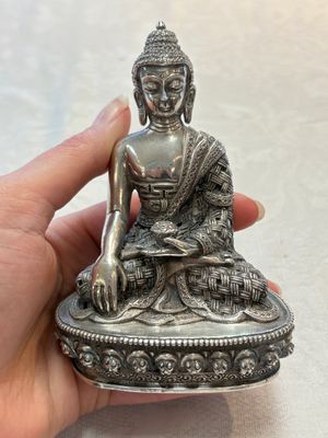 A fine Nepalese silver Buddha, 20th C. — 照片 1