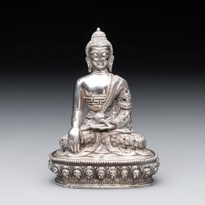 A fine Nepalese silver Buddha, 20th C. — 照片 1