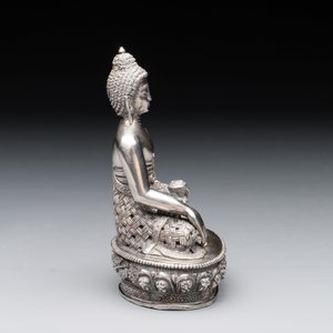 A fine Nepalese silver Buddha, 20th C. — 照片 2