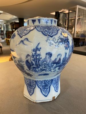 A fine octagonal Dutch Delft blue and white chinoiserie vase, late 17th C. — 照片 1