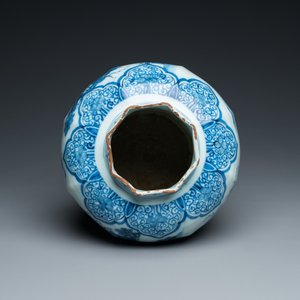 A fine octagonal Dutch Delft blue and white chinoiserie vase, late 17th C. — 照片 5