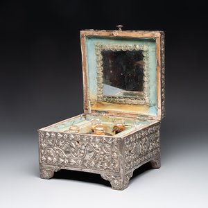 A fine Ottoman scent casket with floral relief silver panels, 19th C. — photo 1