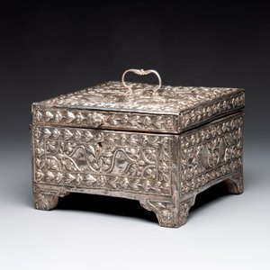 A fine Ottoman scent casket with floral relief silver panels, 19th C. — photo 2