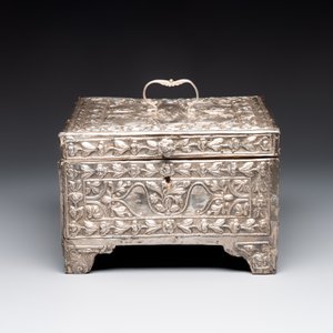 A fine Ottoman scent casket with floral relief silver panels, 19th C. — photo 3