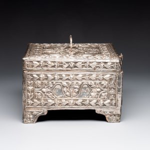 A fine Ottoman scent casket with floral relief silver panels, 19th C. — photo 4