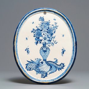 A fine oval Dutch Delft blue and white plaque with a flower vase, 18th C. — 照片 1