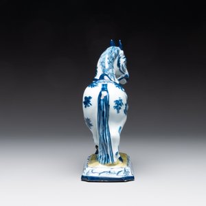 A fine pair of blue and white Dutch Delft horses on a green base, 18th C. — photo 12