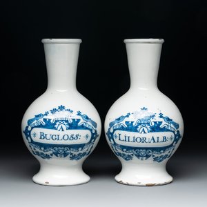 A fine pair of blue and white Dutch Delft pharmacy bottles, 18th C. — photo 1