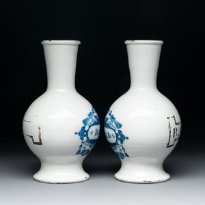 A fine pair of blue and white Dutch Delft pharmacy bottles, 18th C. — photo 2