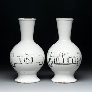 A fine pair of blue and white Dutch Delft pharmacy bottles, 18th C. — photo 3