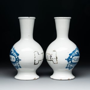 A fine pair of blue and white Dutch Delft pharmacy bottles, 18th C. — photo 4