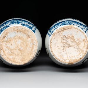A fine pair of blue and white Dutch Delft pharmacy bottles, 18th C. — photo 6