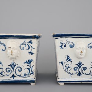 A fine pair of Brussels faience blue and white square flower pots, 18th C. — photo 2