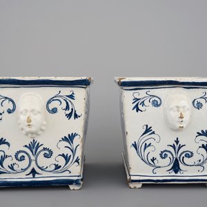 A fine pair of Brussels faience blue and white square flower pots, 18th C. — photo 4