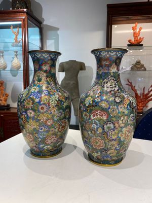 A fine pair of Chinese cloisonné 'millefleurs' vases, workshop mark of De Cheng, Beijing, 2nd half 19th C. — photo 1