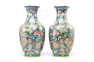A fine pair of Chinese cloisonné 'millefleurs' vases, workshop mark of De Cheng, Beijing, 2nd half 19th C.