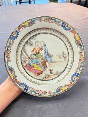 A fine pair of Chinese famille rose 'Autumn' plates with troubadours, Qianlong — photo 1