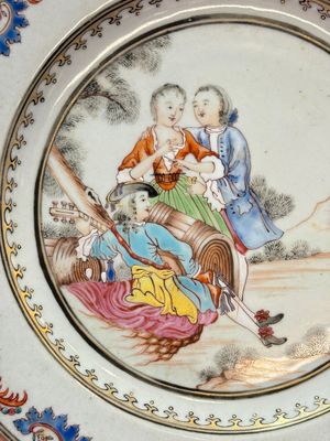 A fine pair of Chinese famille rose 'Autumn' plates with troubadours, Qianlong — photo 2