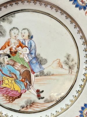 A fine pair of Chinese famille rose 'Autumn' plates with troubadours, Qianlong — photo 3