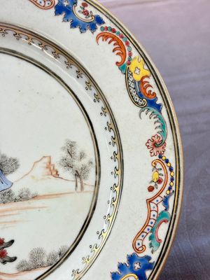 A fine pair of Chinese famille rose 'Autumn' plates with troubadours, Qianlong — photo 4