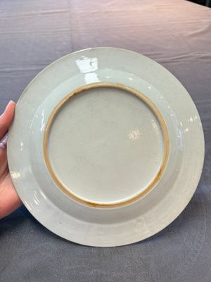 A fine pair of Chinese famille rose 'Autumn' plates with troubadours, Qianlong — photo 5