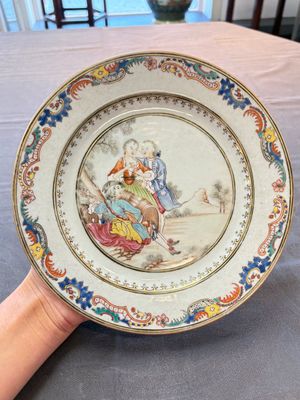 A fine pair of Chinese famille rose 'Autumn' plates with troubadours, Qianlong — photo 6