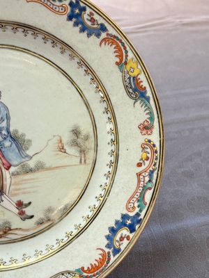 A fine pair of Chinese famille rose 'Autumn' plates with troubadours, Qianlong — photo 9