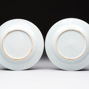 A fine pair of Chinese famille rose 'Autumn' plates with troubadours, Qianlong — photo 2